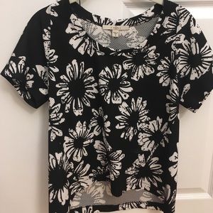 Short sleeve black and white flower print blouse